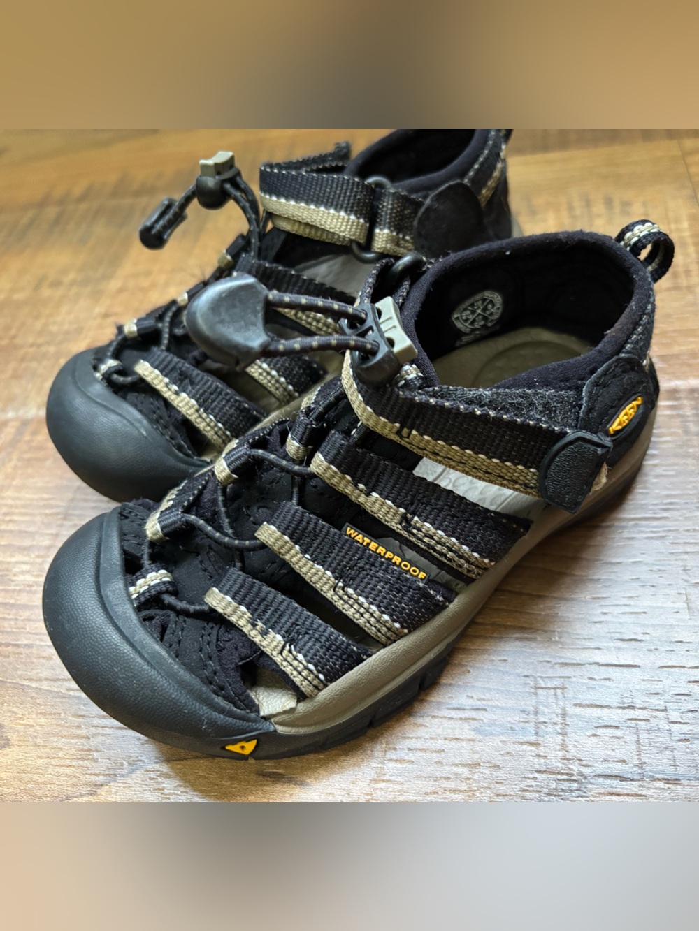Keens Newport H2 Kids Sandal Black and Tan Outdoor hiking Closed-Toe size 10